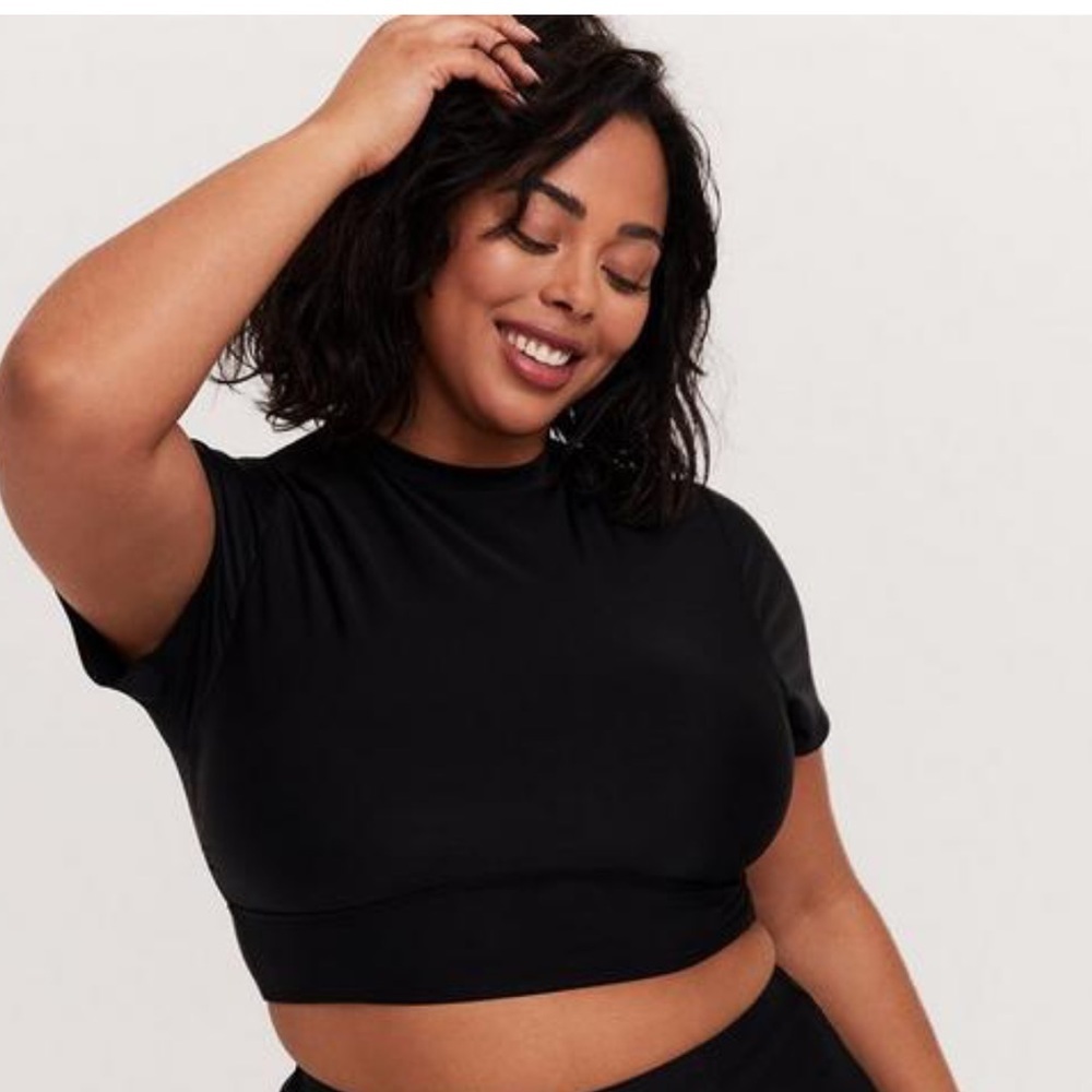 Torrid Active Wireless Cropped Short Sleeve Rashguard